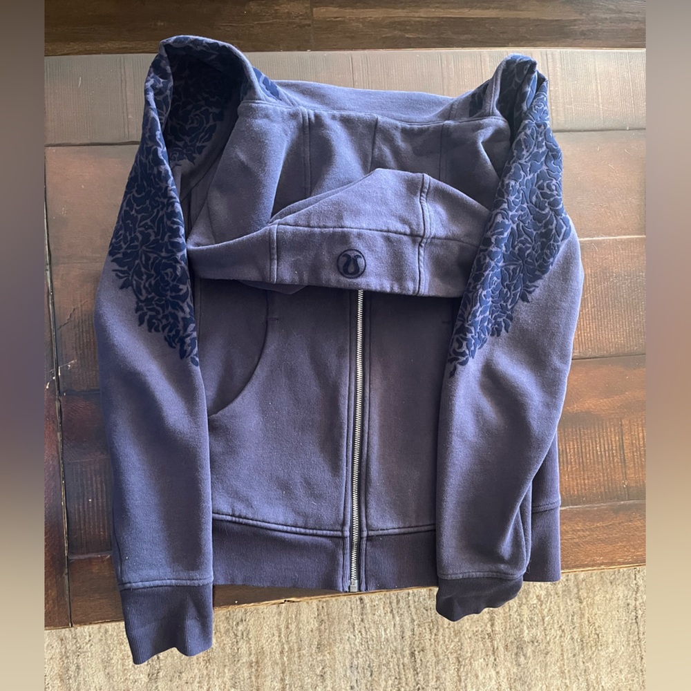 Lululemon zip up hoodie! floral x navy. size 8